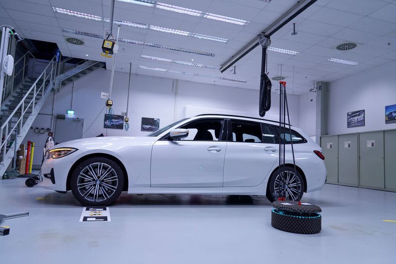 Der jetzt gemeinsam mit der Hochschule für Tech­nik und Wirtschaft Dresden (HTW) entwickelte Messroboter umrundet in Schrittgeschwindigkeit ei­genständig immer wieder das zu prüfende Fahrzeug in einem vorher defi­nierten Raster und ermittelt die Feldstärken für jeden ge­wünschten Messpunkt.  (BMW)