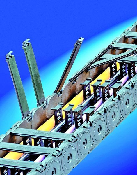 An den fünf schienengebundenen Quertransportern werden Energieführungen der Uniflex-Serie eingesetzt. Bild: Kabelschlepp (Archiv: Vogel Business Media)