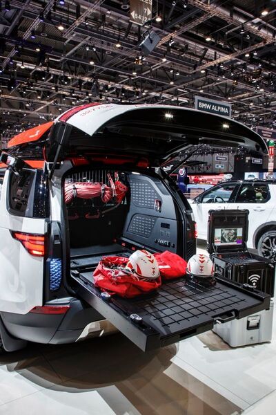 Ein Schwerlast-Schiebeboden im Kofferraum kann als zusätzliche Arbeitsfläche dienen oder darunter platzierte Ladung schützen. Eine Trennplatte hinter der Rücksitzbank bietet Befestigungsmöglichkeiten für Ausrüstungsgegenstände. (Land Rover)