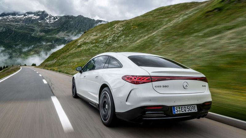 Im EMEA-Raum dominierte Weiß vor Grau und Schwarz als beliebteste Farbe beim Autolack. Im EMEA-Raum dominierte Weiß vor Grau und Schwarz als beliebteste Farbe beim Autolack.