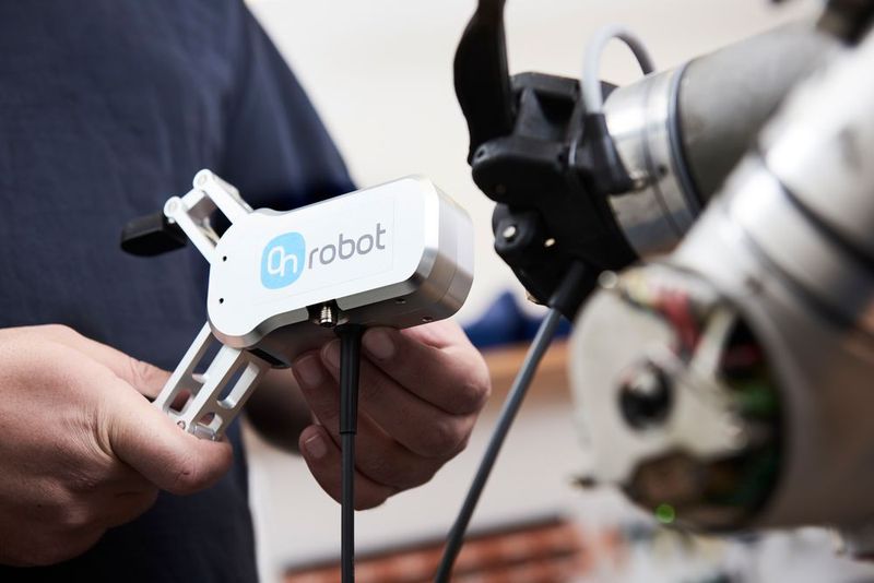 Der Zwei-Finger-Greifer von On Robot ist nach Herstellerangaben einfach am Roboterarm zu montieren.  (Bild: On Robot)