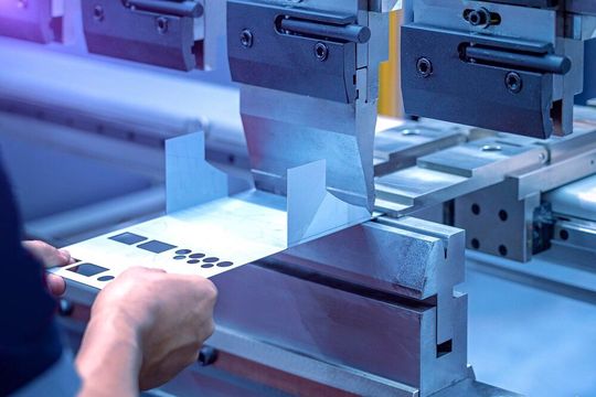 Es interagieren nicht mehr nur die bislang häufig isoliert betriebenen IT-Lösungen wie Webshop und ERP-System miteinander, ebenso ist die Fertigungsmaschine, z. B. eine Stanze, in den Prozess eingebunden.(Bild:  ©Photy by Red ivory; Shutterstock 1506171392.)