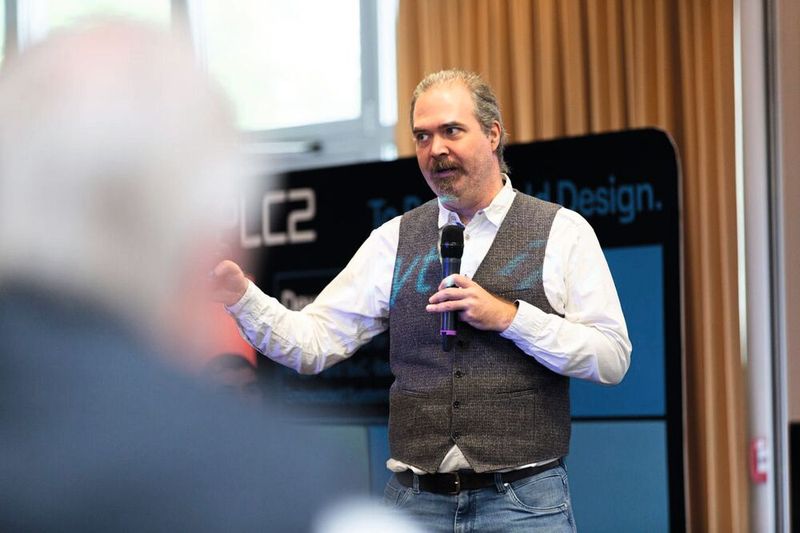 Begrüßung der Teilnehmer durch Sebastian Gerstl, Fachredakteur Embedded Systeme der ELEKTRONIKPRAXIS. (Bild: Tobi Giessen)