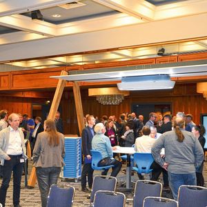 Die Pausen nutzten die Teilnehmer für regen Austausch untereinander.(Bild:  LABORPRAXIS)