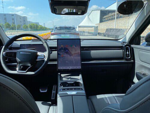 Im Omodo E5 empfängt den Fahrer ein aufgeräumtes Cockpit. (Bild: Autoren-Union Mobilität)