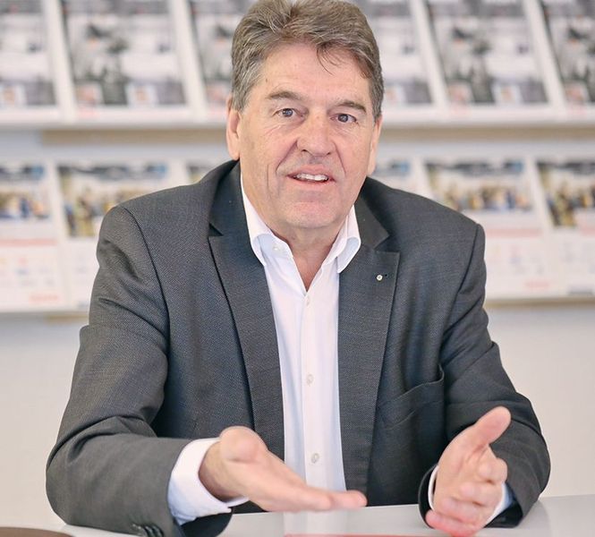 «In der Produktion anspruchsvoller Werkstücke sind hochwertige Maschinen im Einsatz, welche nur dank einer automatisierten, flexiblen Fertigung wirtschaftlich betrieben werden können.  Bei vielen Schweizer Unternehmen ist dies bereits eine Selbstverständlichkeit.» Roland Gutknecht, Geschäftsführer Suvema AG (Matthias Böhm, SMM)