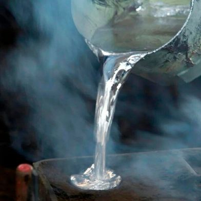 Blick auf den händischen Gießprozess eines Magnesiumteils. Das Leichtmetall führt, bis auf wenige Ausnahmen, als Industriewerkstoff eigentlich ein Schattendasein. Freiberger Forscher sind nun aber dabei, Magnesium mit Blick auf Kosten und Nachhaltigkeit viel attraktiver zu machen. (Bild: Metal Master)