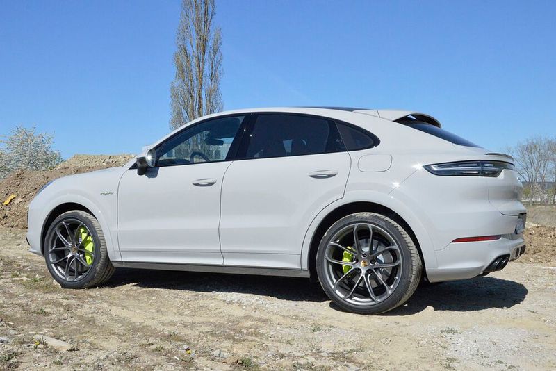 Durch seine abfallende Dachlinie unterscheidet er sich vom „normalen“ Cayenne. (Bild: Achter/»kfz-betrieb«)