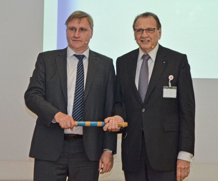 Die Staffelübergabe an der Spitze der EFB: Der neue Präsident Dr.-Ing. Stephan Arnold (links) übernimmt von Wilfried Jakob. (EFB)