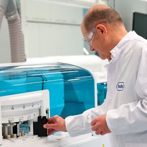 Bundeskanzler Olaf Scholz verschaffte sich bei einem Laborrundgang im Biotechnologie-Zentrum in Penzberg einen Einblick in die Expertise von Roche bei der Entwicklung und Produktion diagnostischer Tests.(Bild:  Daniel Karmann/ Roche)