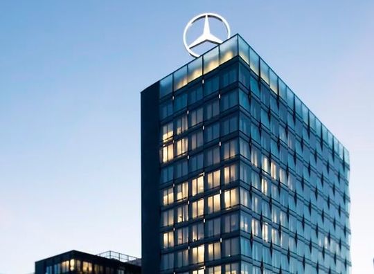 Einmal mehr straft die Wirklichkeit die Prognosen von Analysten ab. Denn trotz aller Unkenrufe konnte Mercedes-Benz die zuvor befürchteten Verluste geringer halten ...(Bild:  Mercedes-Benz)
