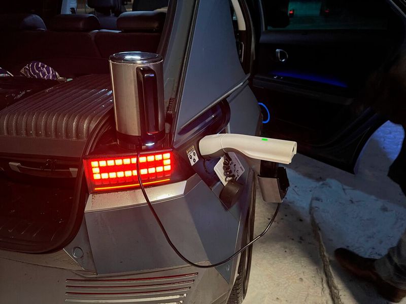 Nicht immer konnte der Ioniq 5 über Nacht voll geladen werden. Dadurch schrumpfte die Reichweite für die jeweilige Tagesetappe. Allerdings hat der Ioniq 5 ein paar nette Details, die die Reise erleichterten, wie beispielsweise eine Schukosteckdose unter der Rückbank. Diese V2L-Funktion ist während des Ladens deaktiviert. Danach konnte aber ein Wasserkocher angeschlossen werden.  (Bild: Dirk Kunde)