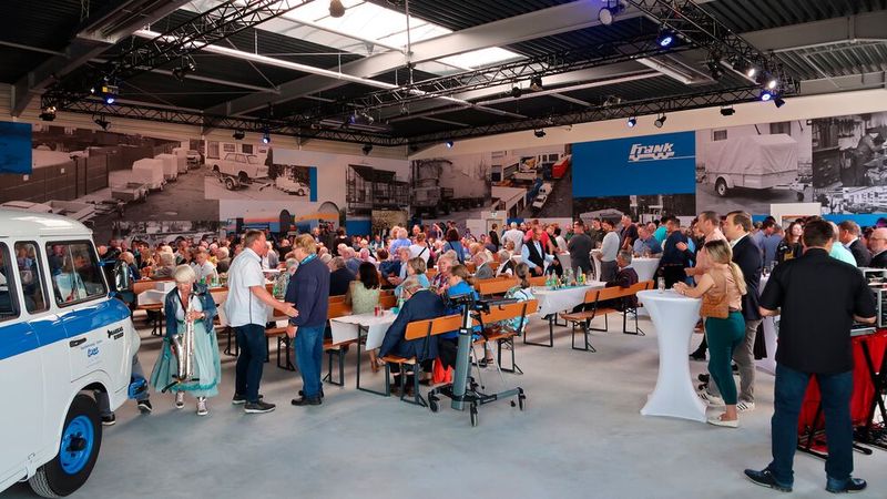 Für Unterhaltung und Verpflegung der Gäste war innerhalb und auch außerhalb der neuen Multifunktionshalle gesorgt.  (Bild: Diehl – VCG)