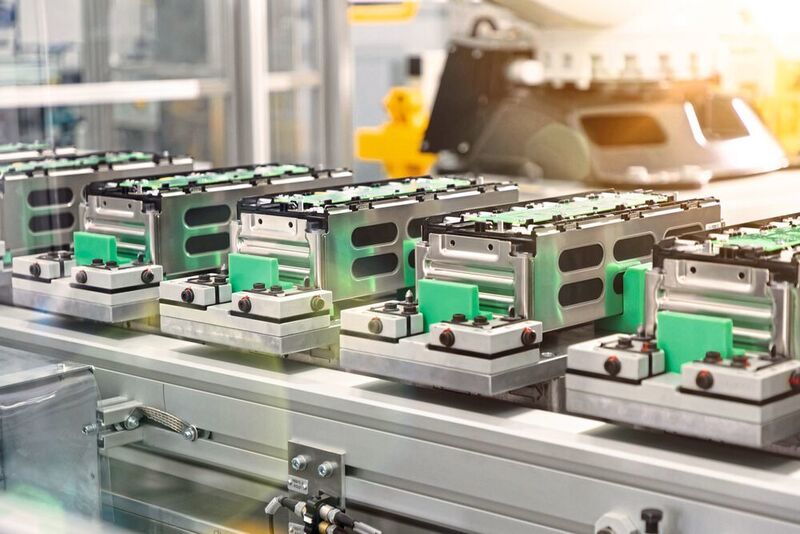 Jedes Batteriepack durchläuft die systematisch verketteten Produktionsprozesse. (Webasto Group)