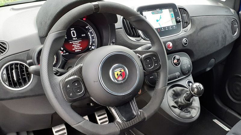 Sportlenkrad, Sportpedale und Alcantara sorgen für Exklusivität. (Bild: Auto-Medienportal.Net/Axel F. Busse)