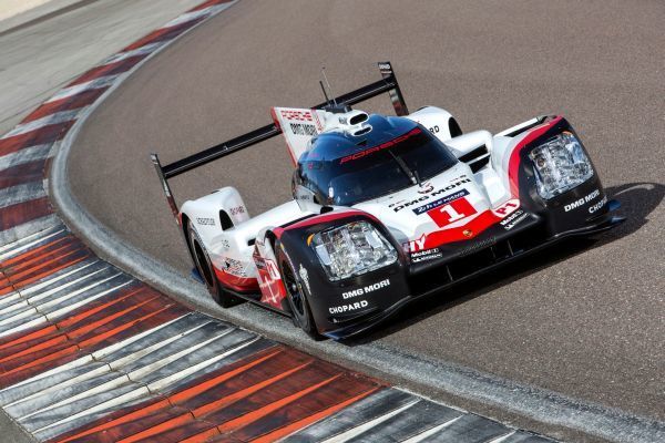Der vom Generator erzeugte Strom wird – genau wie jener, den die vorderen Bremsen zurückgewinnen – in der Lithium-Ionen-Batterie zwischengespeichert. Von dort kann der Fahrer die Energie per Knopfdruck abrufen.  (Porsche)