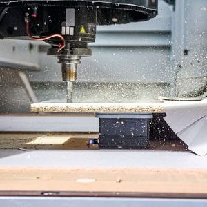 Der neue Blocksauger VCBL-N fixiert Massivholz bei anspruchsvollen Anwendungen durch den einteiligen Aufbau und den zusätzlichen Vakuumanschluss auf Nestingtischen.(Bild:  J. Schmalz GmbH)