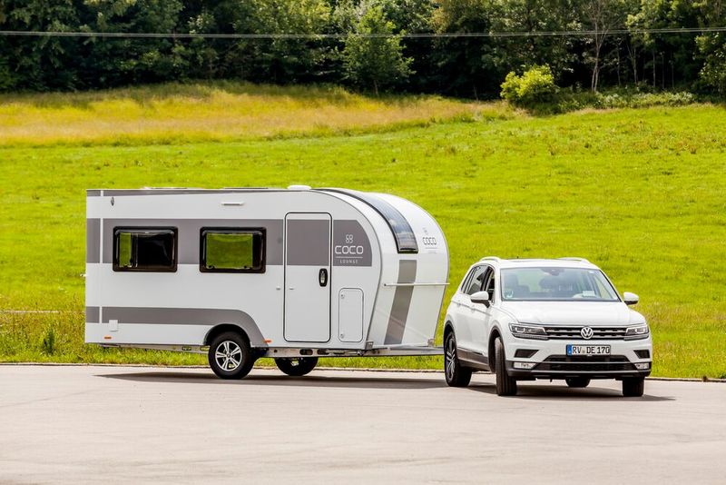 Der Coco von Dethleffs hatte bereits im Vorjahr als Studie für Furore gesorgt. Jetzt gibt es die Serienversion des Ultraleicht-Caravans. (Bild: Dethleffs)