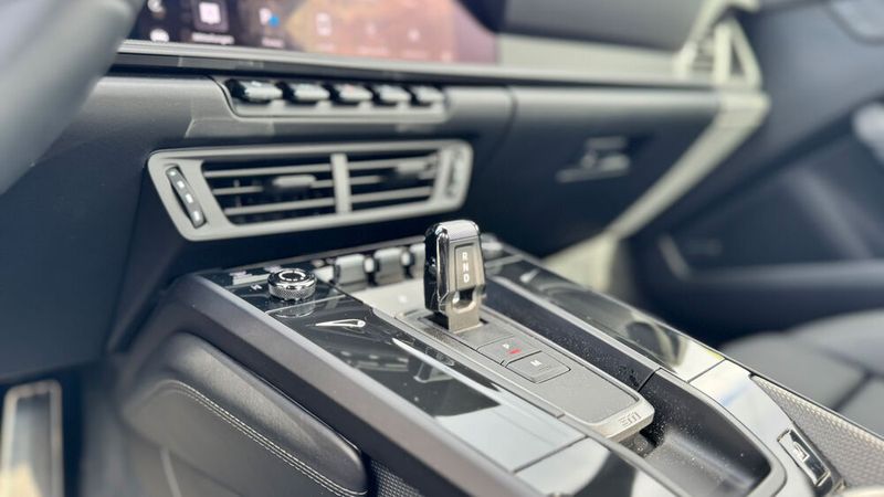 Haptische Bedienelemente für die Klimaanlage und der Rasierapparat-ähnliche PDK-Wählhebel. (Bild: Schreiner – VCG)