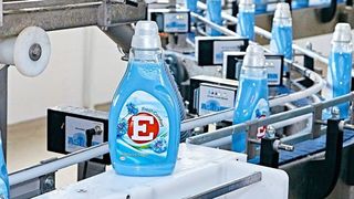 Die polnische Waschmittelmarke „E“, die 2014 akquiriert wurde, wird jetzt auch am Henkel-Standort in Wien hergestellt. (Bild: Henkel)