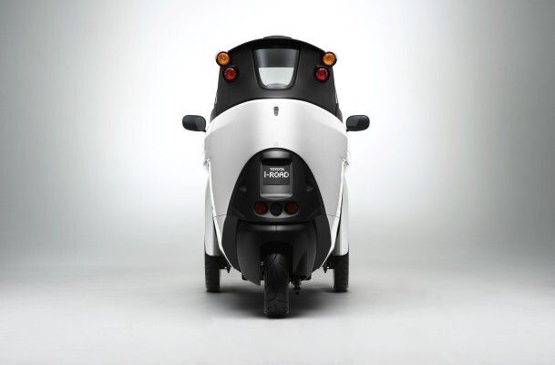 Der i-Road ist mit einem Wendekreis von nur drei Metern leicht manövrierbar und nimmt sehr wenig Parkraum in Anspruch.  (Toyota)