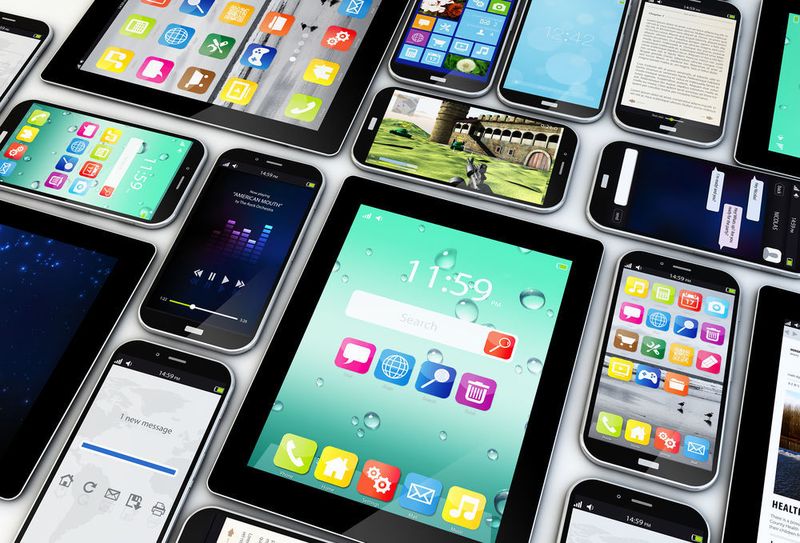 Mehr als ein Viertel der Unternehmen wurde bereits Opfer eines mobilen Malware-Angriffs – die meisten davon nutzten das Betriebssystem Android. Insgesamt standen 14 Prozent der gesamten Malware-Warnungen aus allen Angriffsvektoren in Verbindung mit Android. Zum Vergleich: Lediglich 0,00311 Prozent der Angriffe hatten Apple iOS als Ziel. Angriffe auf mobile Endgeräte sind zunehmend auf dem Vormarsch und müssen adressiert werden. Denn Kriminelle wissen, dass diese ein leichtes Ziel sind, um in Unternehmensnetzwerke einzudringen. Dies gilt besonders während der Feiertage und der Vorweihnachtszeit, denn hier steigt der Anteil an mobilen Einkäufen regelmäßig an. (georgejmclittle - stock.adobe.com)