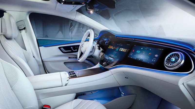 Der Hyperscreen von Mercedes-Benz zieht sich über das komplette Armaturenbrett. (Bild: Mercedes-Benz)