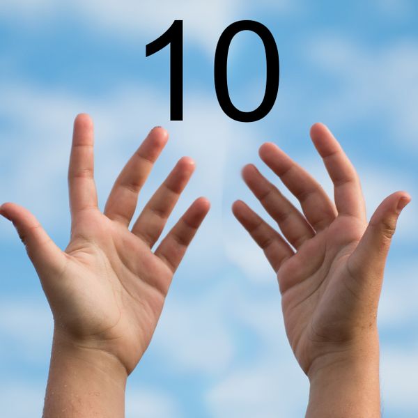 ist die Basis des Dezimalsystems, das auf die Anzahl der Finger zurückgeht. Die indogermanische Bedeutung „zehan“ dürfte, wie lateinisch „decem“, mit „2 Hände“ zu deuten sein. 10 steht für Perfektion (Sterne), Gebote, Königreiche, Steuern (Zehnt), Plagen, X (römisch) und 十(chin.) (Bild: gemeinfrei)