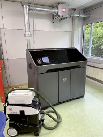 Mit dem HP Jet Fusion 540 3D-Drucker erler-nen Schüler der Elektronikschule Tettnang den Umgang mit der Additiven Fertigung.(Quelle:  Elektronikschule Tettnang, Simon Blust)