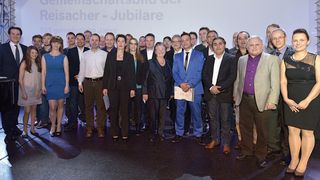 Unter dem Titel „555 gemeinsame Jahre“ zeichnete Reisacher 2014 einige Jubilare für ihre Betriebszugehörigkeit aus. (Foto: Reisacher)