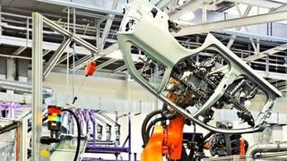 Die Steuerung der komplexen Fertigungsabläufe in der Automobilindustrie sind ohne IT nicht mehr denkbar. Daher sind IT-Experten in der Autobranche begehrt und werden gut bezahlt. (Clipdealer)