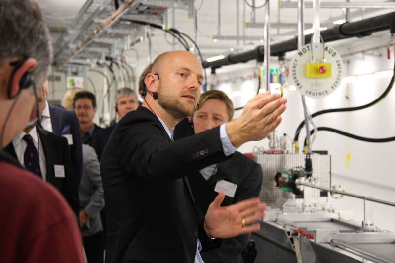 Der SwissFEL befindet sich in einem 740 Meter langen Tunnel und besteht aus Injektor, Linearbeschleuniger, Undulatoren und Messplätze. Für dieses Strecke braucht er 10 Femtosekunden oder 0,000 000 000 000 001 sec. (Sergio Caré / VBM)