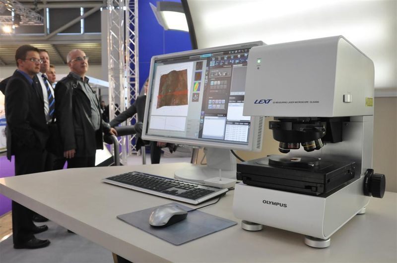 Mit dem Lext OLS4000 stellt Olympus das jüngste Mitglied der konfokalen Laser-Scanning-Mikroskopserie LEXT vor. Zu den neuen Funktionen zählt die Vermessung nahezu senkrechter Flankensteilheiten, ein größerer optischer Zoom und ein übersichtliches Bildschirmfenster für die Navigation.  (Archiv: Vogel Business Media)