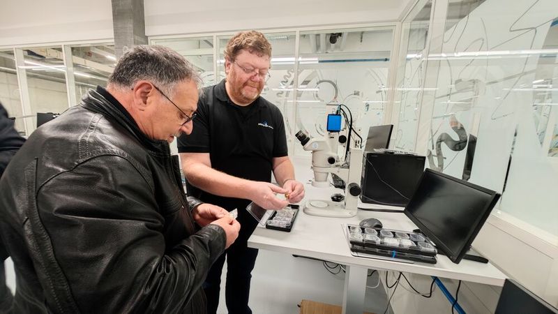 David Vedelago, responsable de la Monnin Academy en grande conversation avec Rosario Di Gerlando, responsable formation au sein de l'AFDT. On y découvre ici également que l'environnement est « super classe ». (Source : Pierre-Yves Kohler)