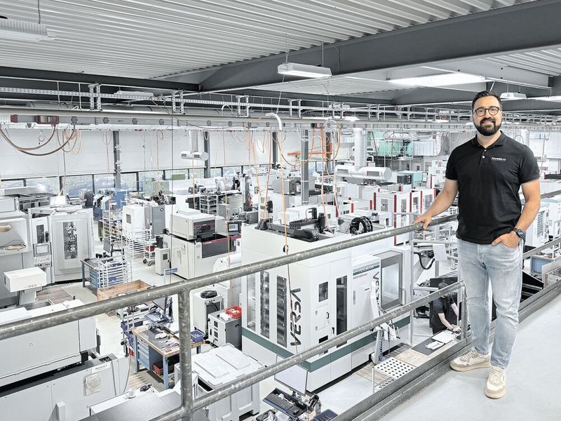 Daniele Pavese, Geschäftsführer der Pavese AG, ist ein Macher, der gross denkt. Nach dem Motto «Ich möchte keine 08/15-Lösung. Ich möchte Prozesse, die zu uns passen» wurde eine durchdachte und zukunftsweisende Erowa-Automationslösung projektiert und in Betrieb genommen. (Bild: Erowa AG)