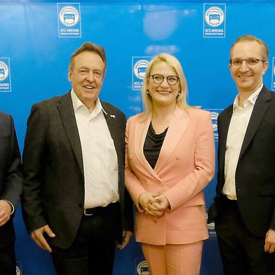 Freuten sich über die rege Teilnahme am Herbstforum: Christian Reher, Geschäftsführer Innung Region Stuttgart, Obermeister Torsten Treiber mit Christina Stumpp, stellv. Generalsekretärin der CDU, Frank Schnierle, stellv. Obermeister, und Innungsvorstandsmitglied Rainer Äckerle. (Bild: Zietz - VCG)