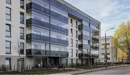 (Durch die stylische Verglasung lassen sich die Balkone das ganze Jahr über nutzen.Bild: Lumon Deutschland GmbH)