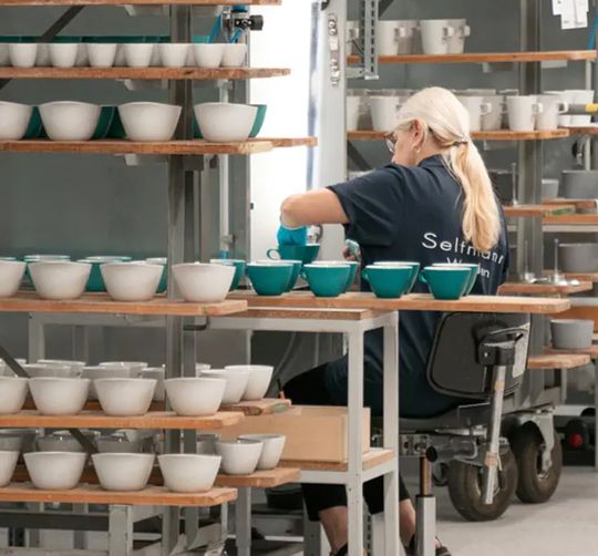 Seltmann Weiden produziert hochwertiges Porzellangeschirr für die anspruchsvollsten Kunden weltweit: ob klassisches Gastronomiegeschirr, Porzellan für Kliniken, elegantes Haushaltsporzellan oder Spezialanfertigungen nach Kundenwunsch.(Bild:  seltmann.com)