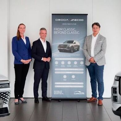 Cloppenburg verkauft ab dem vierten Quartal 2026 die chinesische Doppelmarke Omoda & Jaecoo: (v. l.) Vera Paller, Geschäftsführerin Cloppenburg Ansbach, Michael Mandery, Leiter Vertrieb und Händlernetzentwicklung bei Omoda & Jaecoo Deutschland, und Bart Gerris, Vorstandsvorsitzender der Cloppenburg Automobil SE.  (Bild: Foto: Cloppenburg Automobil SE)