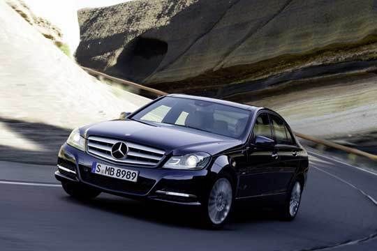Die überarbeitete Mercedes-Benz C-Klasse ist an den neuen Scheinwerfern gut zu erkennen. (Archiv: Vogel Business Media)
