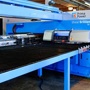 Blick auf eine echte Shear Brilliance von Prima Power. Es gibt zwei Varianten, die sich darin unterscheiden, wie groß die Bleche sind, die gestanzt respektive abgeschert werden sollen. Die Schachtelfunktion sei so optimiert, dass keine Restgitter übrig blieben.(Bild:  Prima Power)