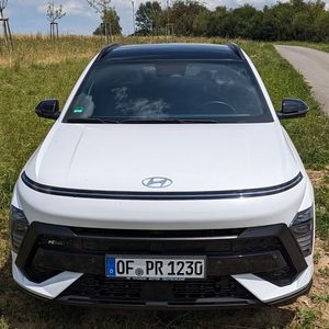 Neues Markengesicht: Der Kona nimmt die aktuelle Markendesignsprache von Hyundai auf: Sie erinnert mit den LED-Leuchtbändern im sogenannten Pixel-Design an den Staria, den Ioniq 5 und den Ioniq 6. Bei der Ausstattungslinie „N“ ist das Lichtpaket serienmäßig an Bord. Es enthält Voll-LED-Projektionsscheinwerfer, besagtes Lichtband und LED-Blinker.(Bild:  Dominsky – VCG)