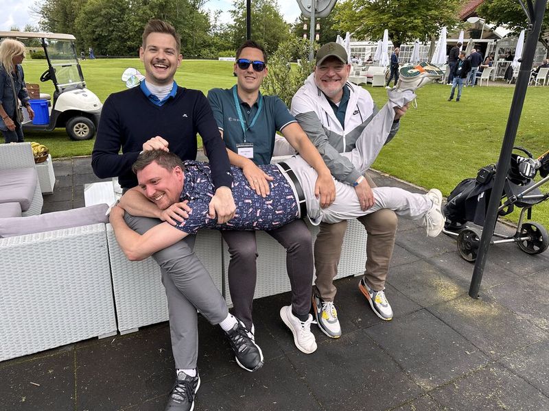 Gedehnt spielt es sich viel lockerer, (v. l.) Julius Sommer (IBM), Daniel Eder (TD SYNNEX), Wolfgang Rodler (IBM) und Björn Totter (TIMETOACT). (Bild: VOGEL IT-MEDIEN)