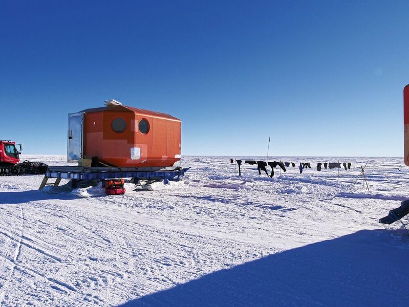 Ein sonniger Tag im „Oldest Ice Reconnaissance“ Feldlager in Dronning Maud Land wird zum Trocknen der Wäsche genutzt. (Alfred-Wegener-Institut / Alexander Weinhart)