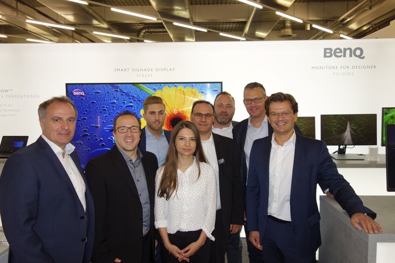 (r.) Oliver Barz, BenQ, mit seinem Team und ihren Ingram Micro Betreuern. (Bild: IT-BUSINESS)