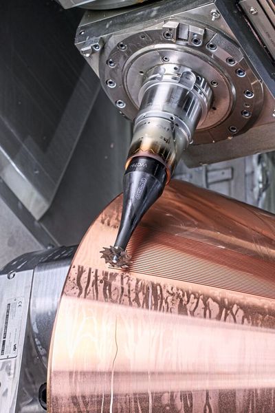 Der massiv ausgeführte Werkzeuggrundträger aus Stahl ist in eine feingewuchtete Aufnahme geschrumpft. Somit ist die vibrationsarme Bearbeitung trotz der langen Auskragung sichergestellt. (Bild: Horn/Sauermann)