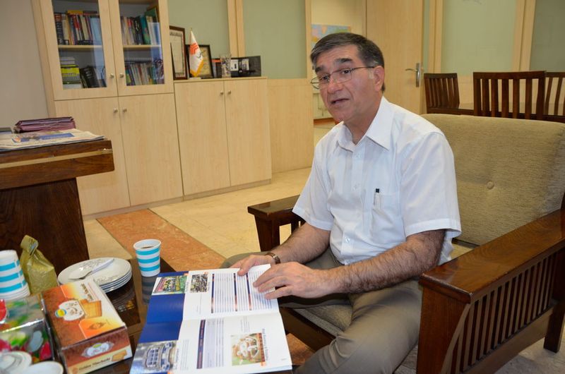 Marketing-Chef Koorosh Nadimi fürchtet ein zu schlechtes Bild seines Landes und der Industrie im Westen: „Schreiben Sie, dass wir hier nicht mehr auf Kamelen reiten.“ (Jablonski)