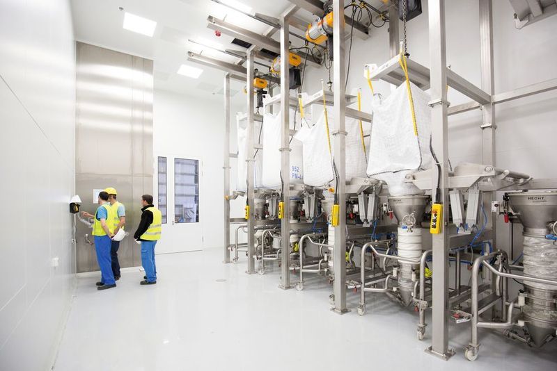 Die bisherige Batchproduktion wird auf die kontinuierliche Fertigung umgestellt, dadurch mussten der Material- und Personalfluss angepasst werden. Unter anderem werden die Rohstoffe jetzt in Big-Bags angeliefert. (Pfizer)