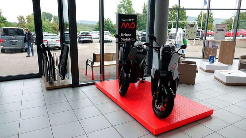 Mó ist die Zweiradmarke von Seat. Der Antrieb erfolgt elektrisch. Auch auf Servicearbeiten an Zweirädern ist man bei Hahn Automobile eingestellt. (Rosenow/»kfz-betrieb«)