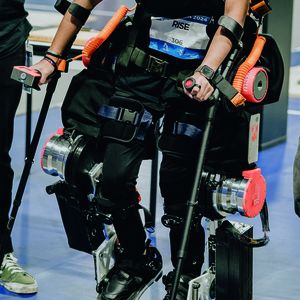 Das von RISE entwickelte Exoskelett unterstützt die Bewegungen des Unterkörpers.(Bild:  Technische Universität Berlin)